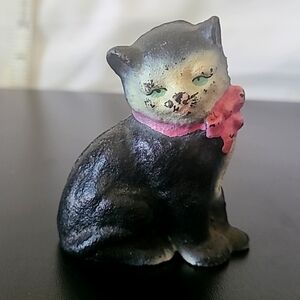 Vintage Hubey cast iron paperweight cat?_kitten with pink bow
